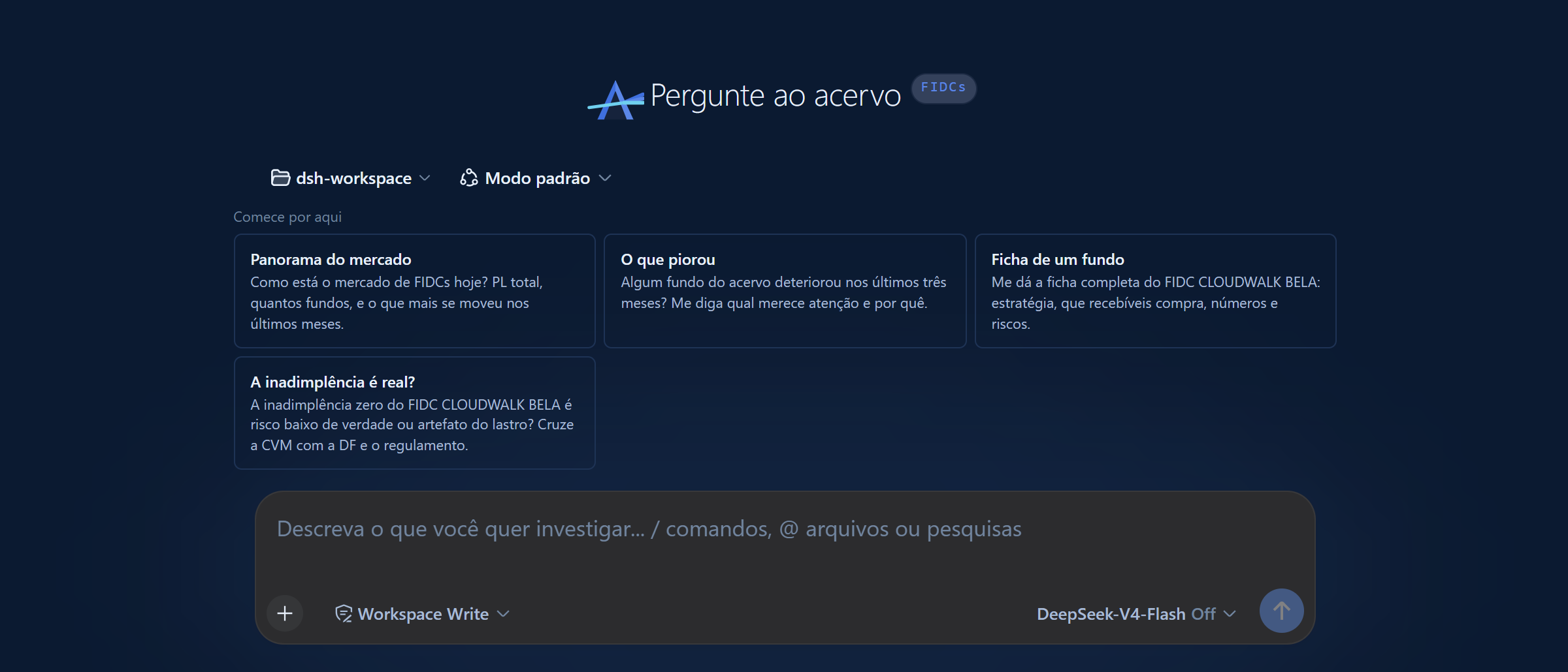 A interface de pesquisa do PRISMA: o título Pergunte ao acervo, o seletor de área de trabalho e de modo, quatro sugestões de partida sobre panorama de mercado, deterioração, ficha de fundo e inadimplência, e o campo onde a pergunta é escrita em português.
